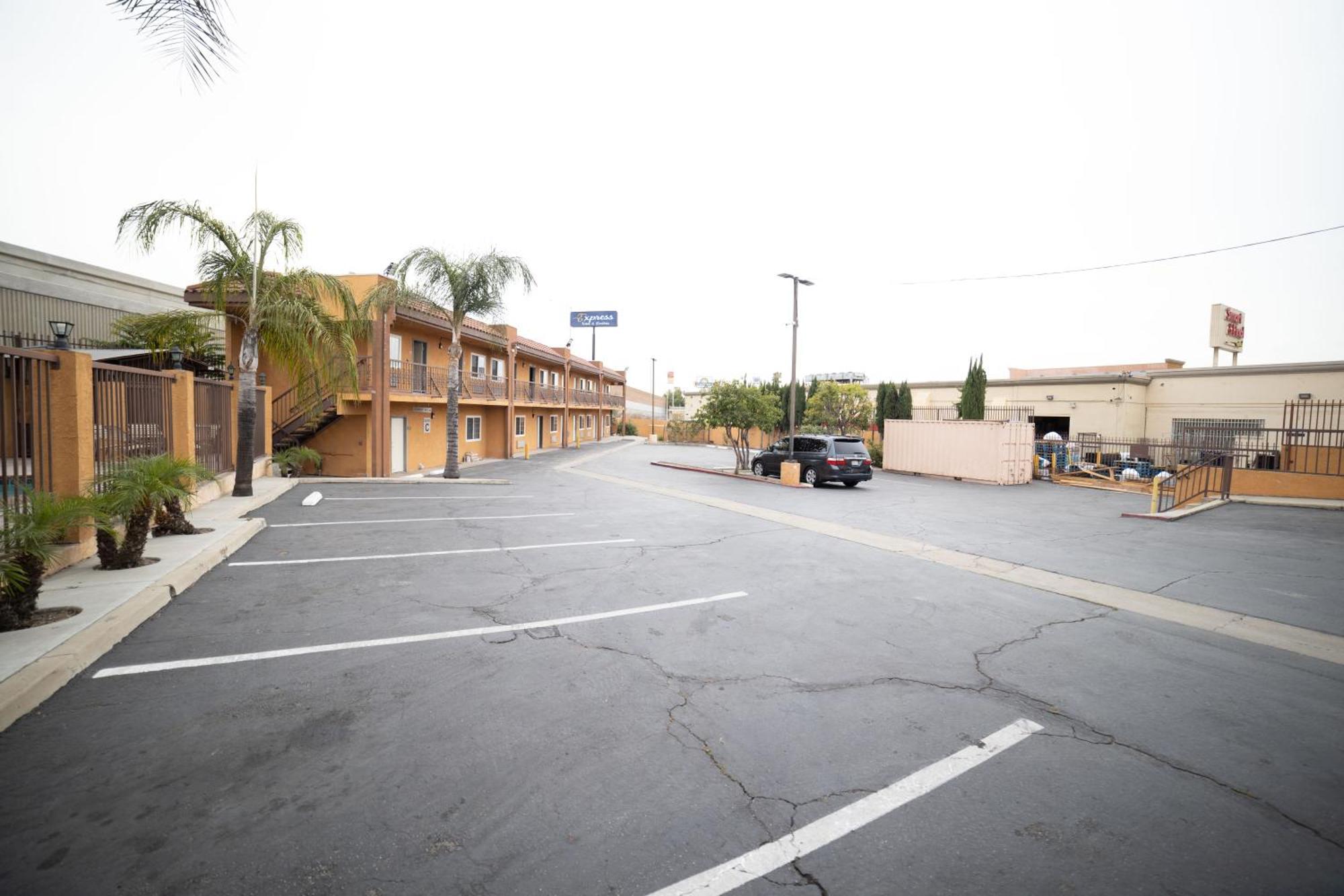 Express Inn & Suites Ontario Exterior photo